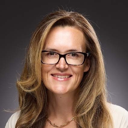 Amy Summers Headshot